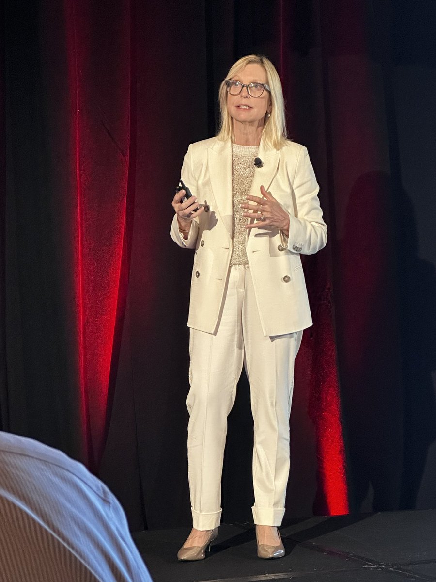 lizkmiller's tweet photo. Leaning into what enterprise customers expect: a lifetime
value-driven investment. 

@Avaya's Chief Revenue and Customer Experience Officer ML Maco talking about earning the right to engage in these long term relationships with their customers.

#AvayaAnalystSummit https://t.co/496K8xCMPg