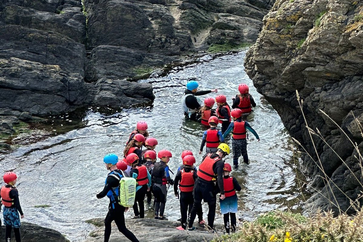 LEOforestschool's tweet photo. 📸 @surfsouthwest 

Spectacular afternoon in Croyde with @cheamparkfarm. The opportunity to go coasteering in such a special location has been so exciting for all the children.

@Kingswood_ #CPFDevon24 🌊  🪨 https://t.co/bQxP8bTMDN
