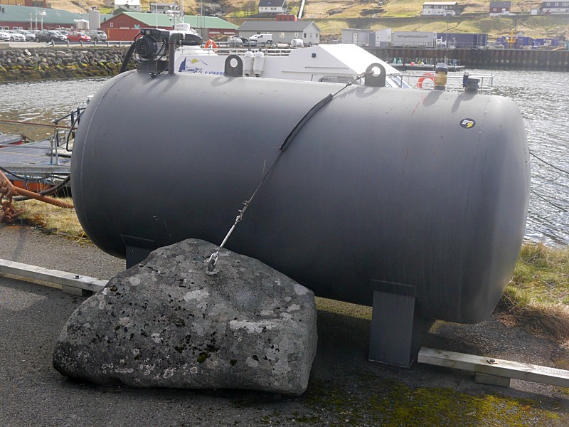 In Vestmanna gibt es aber noch einiges mehr zu entdecken. Als Elektriker interessierte mich zum Beispiel das Wasserkraftwerk, die bunten Häuschen im Hafen oder die Sturmsicherung.