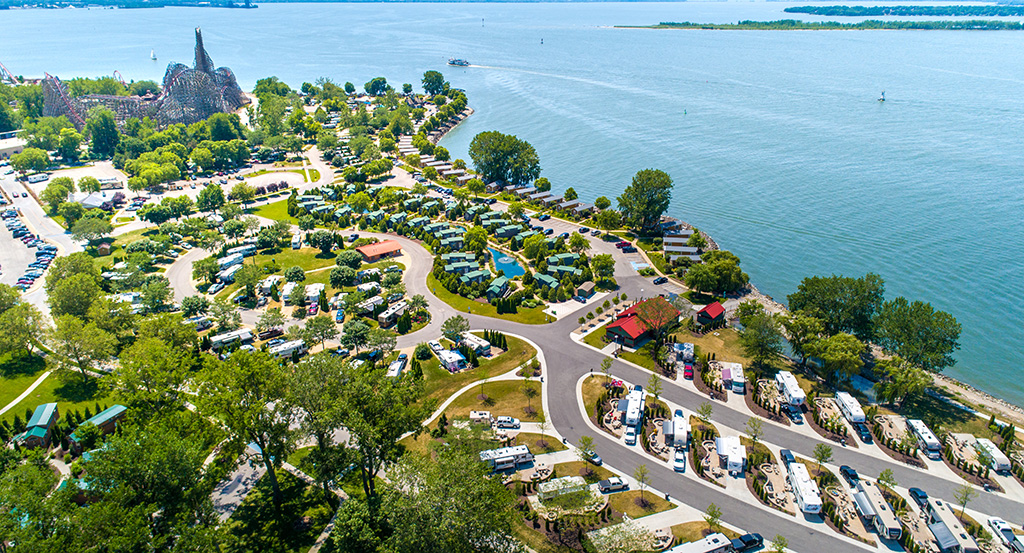 😎 A summer vacation - but this time, make it ICONIC.✨  

📅 Now's the time to book your stay at one of our five official Cedar Point Resorts properties, including the gorgeous Lighthouse Point along the water.

🖱️ BOOK NOW: bit.ly/3SNlTmL