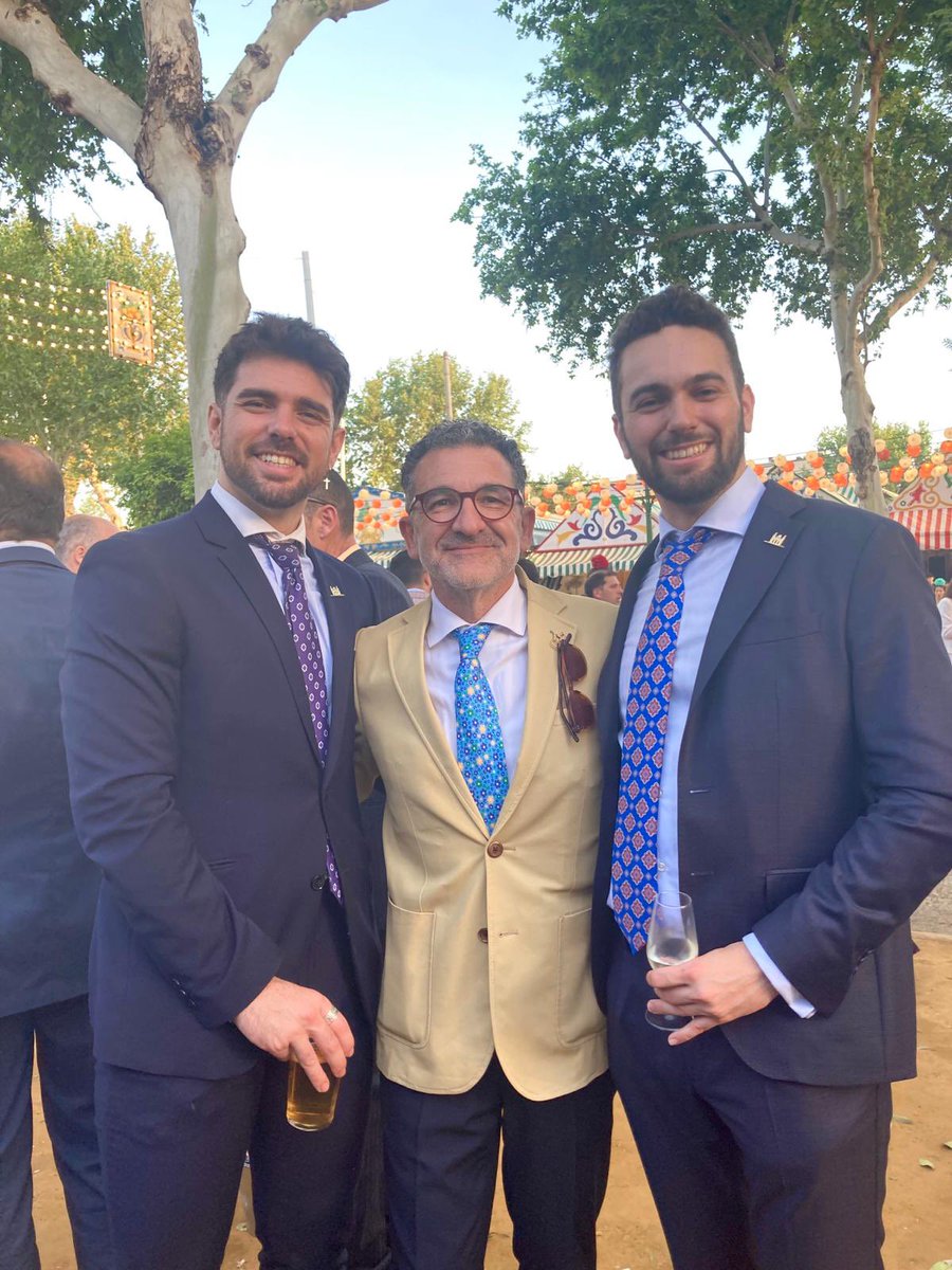 #UrologiaHUVR también hace equipo festejando la Feria de abril. Ha sido un placer compartir este ratito con uno de nuestros maestros, el Dr. Pena, que tanto nos ha enseñado y ha dado por nuestro Servicio. #SomosHUVR