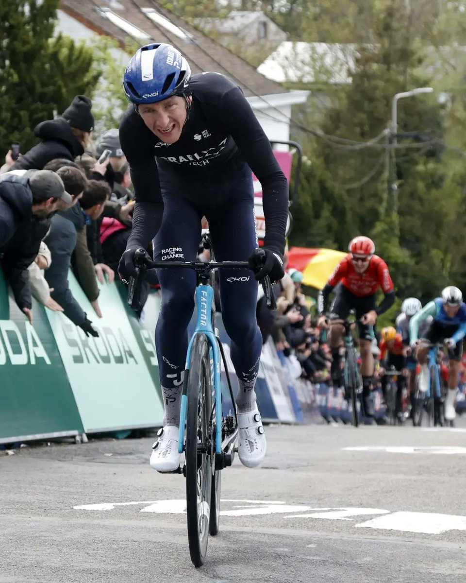 🥇 That's one for the books! @SEGRacing Alumni @stevierhys_96 wins #flechewallonne in impressive fashion with a superb accelaration in the slopes of the Mûr d'Huy 👏