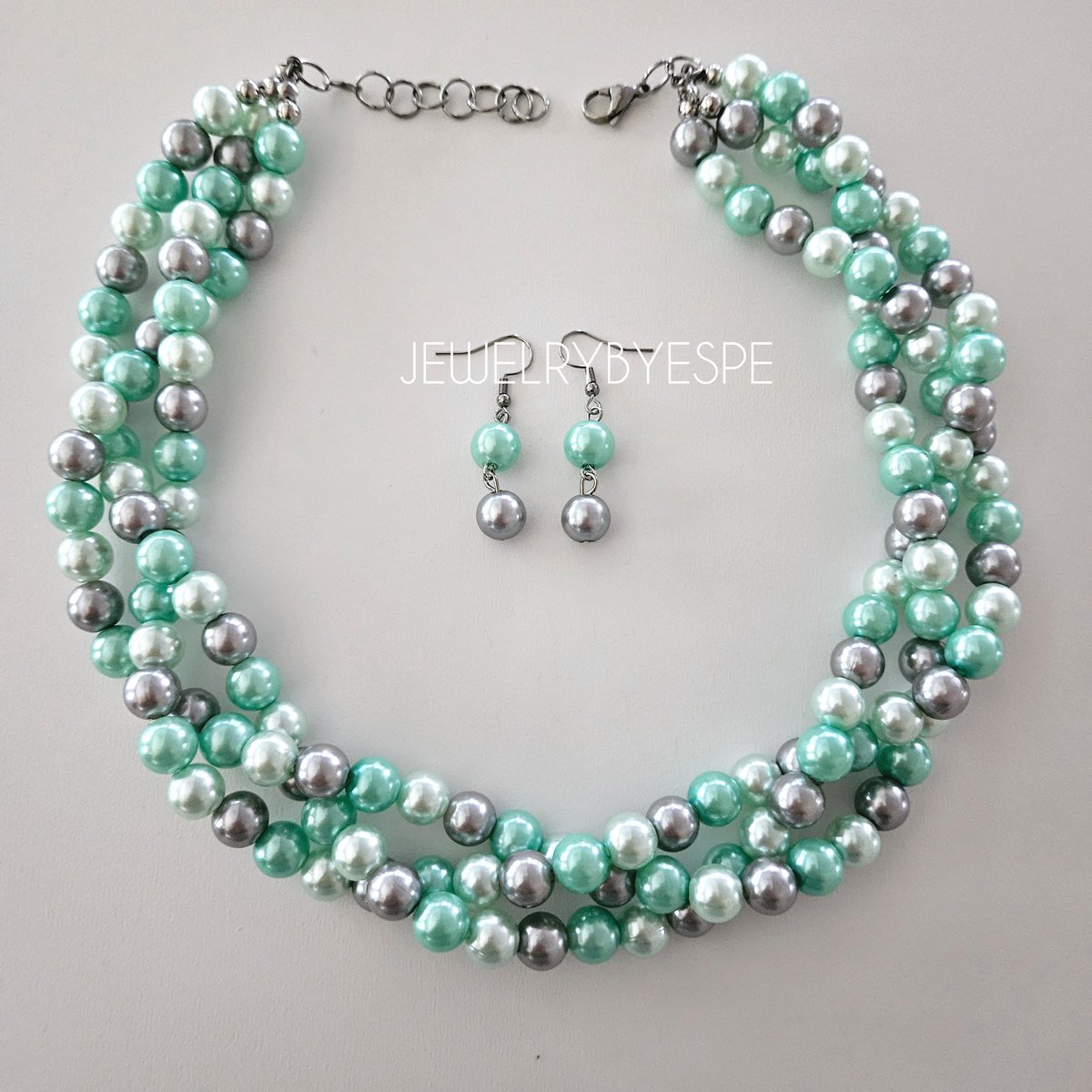 Mint Blue and Grey Pearl Braided Necklace Set 🩵FREESHIPPING 
jewelrybyespe.etsy.com/listing/146854…

#fashionstyle #nauticalstyle #beachwedding #springtime ##boutiqueshopping #etsyshop #boutiquefashion #preppyfashion #girlythings