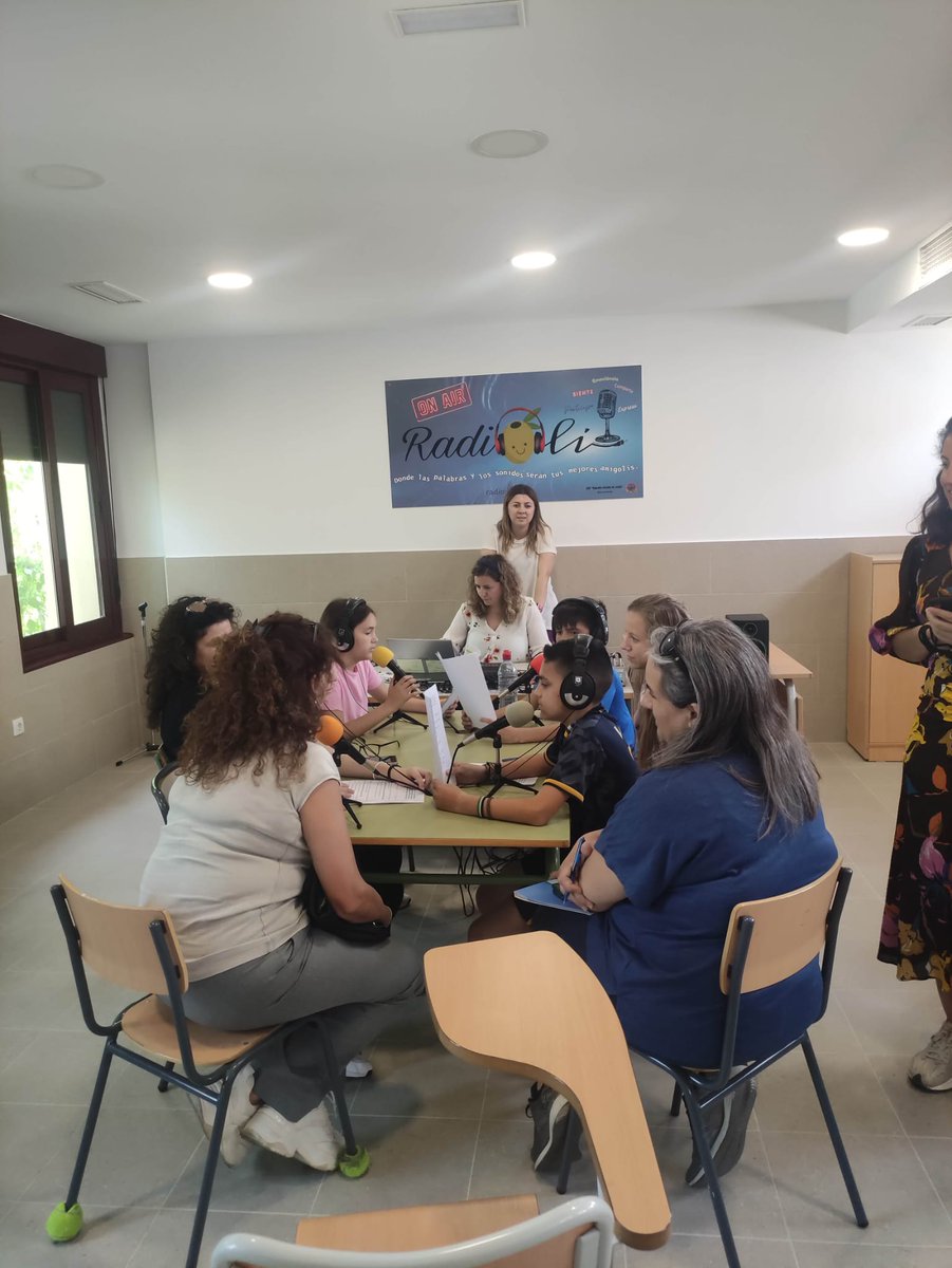 Continúa la observación en #Mérida de los profes del
👉<a href="/CeipZapata/">CEIP ÁNGEL ZAPATA</a> de Torreagüera con la visita al <a href="/CPR_MERIDA/">CPR de Mérida</a>, donde los ha recibido su director,  Fernando Díaz y con la grabación de un programa de radio en el CEIP Sagrado Corazón de Jesús de Oliva <a href="/Educarm/">Educarm</a> <a href="/sifopcarm/">SIFOP CARM</a> <a href="/Junta_Ex/">Junta de Extremadura</a>