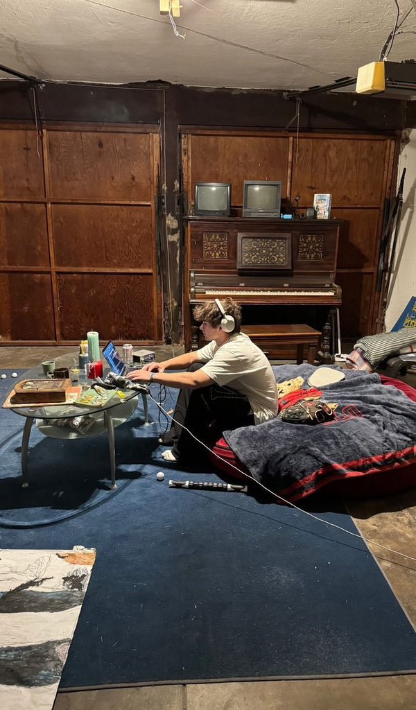 therealugs's tweet photo. Picture of Ian’s recording studio before the fame has surfaced

He really made it out 🥲 https://t.co/0o9PFIKcTw