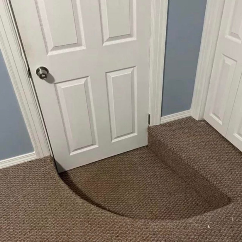 #WackyWednesday! This room's got a special feature – a custom-cut carpet to ensure the door swings open without a hitch! What do you think of this unique flooring solution? Share your thoughts below!

Photo credit: reddit.com/r/2007scape/co…

#inspectb4ubuy #ellingwoodpro #DIWhy