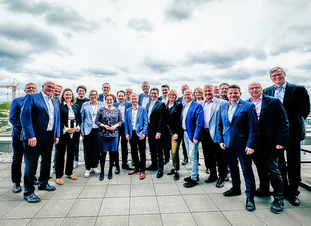 Katja Dörner (@katjadoerner) on Twitter photo Auf Initiative der <a href="/IHK_Bonn/">IHK Bonn/Rhein-Sieg</a> habe ich mich mit den Bürgermeisterinnen und Bürgermeistern des RSK getroffen, um weitere Standorte für Park&Ride zu identifizieren. Die wären Win-Win für die Pendlerinnen und Pendler aus dem Umland und für Bonn - weiter gehts 💚 #Verkehrswende Auf Initiative der <a href="/IHK_Bonn/">IHK Bonn/Rhein-Sieg</a> habe ich mich mit den Bürgermeisterinnen und Bürgermeistern des RSK getroffen, um weitere Standorte für Park&Ride zu identifizieren. Die wären Win-Win für die Pendlerinnen und Pendler aus dem Umland und für Bonn - weiter gehts 💚 #Verkehrswende