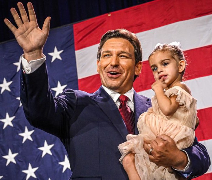 eduardomenoni's tweet photo. 🚨| ULTIMA HORA: El gobernador de la Florida, Ron DeSantis firmó una legislación para fortalecer el plan de estudios en Florida, para enseñar la historia y los peligros del comunismo y la  izquierda en todas las escuelas del Estado. 🇺🇸 ¿Apoyas esta CONTUNDENTE medida? https://t.co/XOw7BrPi11