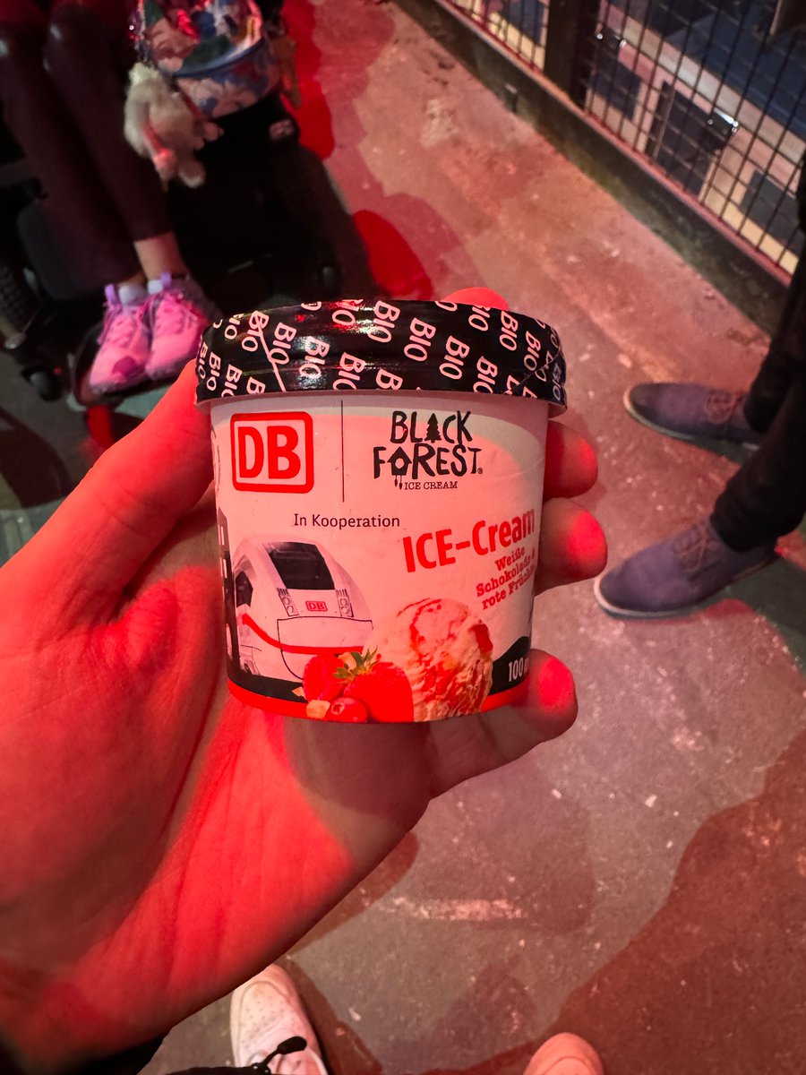 TimatixEU's tweet photo. Die DB ist zudem Mobilitätspartner der EM 2024. Deshalb wird es auch im EM-Zeitraum dieses Eis im Bistro der Züge geben. Den Tastetest hat es auf jeden Fall bestanden! #dbme https://t.co/3jqSY0tWcO