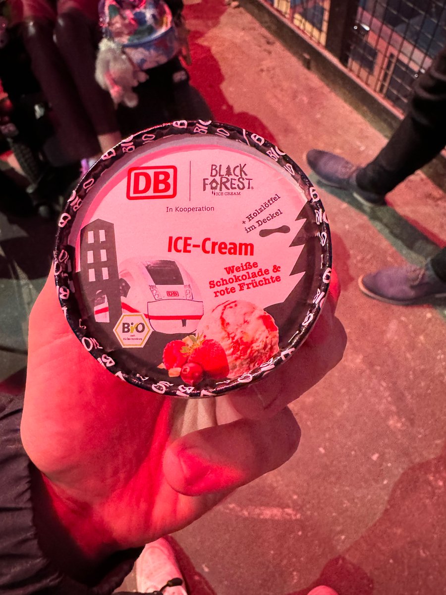 TimatixEU's tweet photo. Die DB ist zudem Mobilitätspartner der EM 2024. Deshalb wird es auch im EM-Zeitraum dieses Eis im Bistro der Züge geben. Den Tastetest hat es auf jeden Fall bestanden! #dbme https://t.co/3jqSY0tWcO