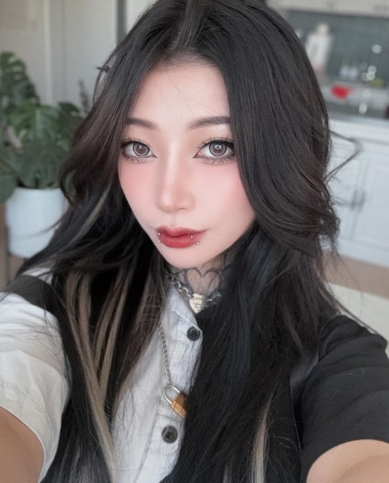 Try guessing my height! ♥️ winner gets a 6pc chicken nugget meal https://t.co/2dYfD5mPPf