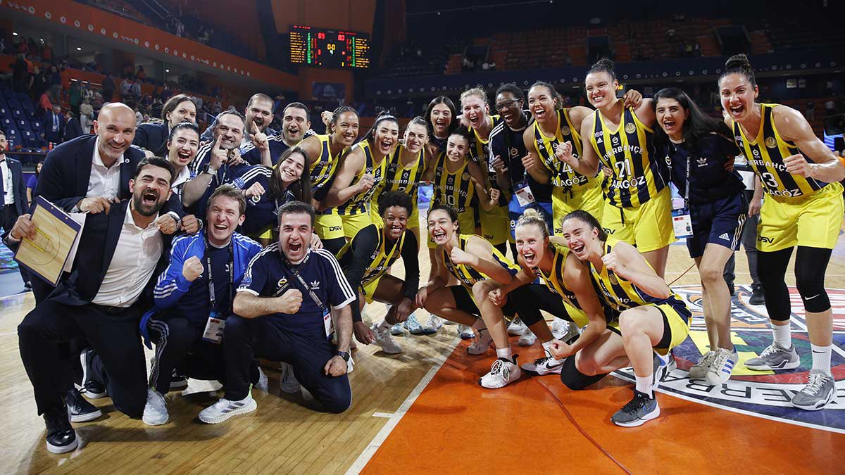 Yine şampiyon👏 Avrupa’da ülkemizde nerede kupa varsa alıp gelen Fenerbahçe kadın basketbol takımı ligde de namağlup şampiyon oldu.