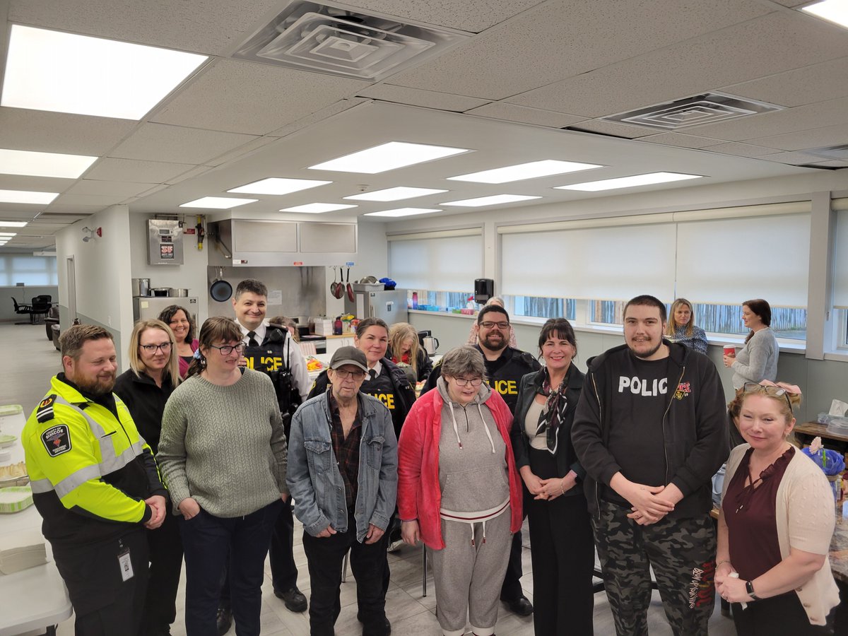 #CwoodOPP thanks our friends at E3 Community Services Inc for the meals for First Responders luncheon today. We shared a meal and some laughs. Pictured are members of #CwoodOPP, Simcoe County Paramedic Service, & some members of the e3 community.
#community #thankyou