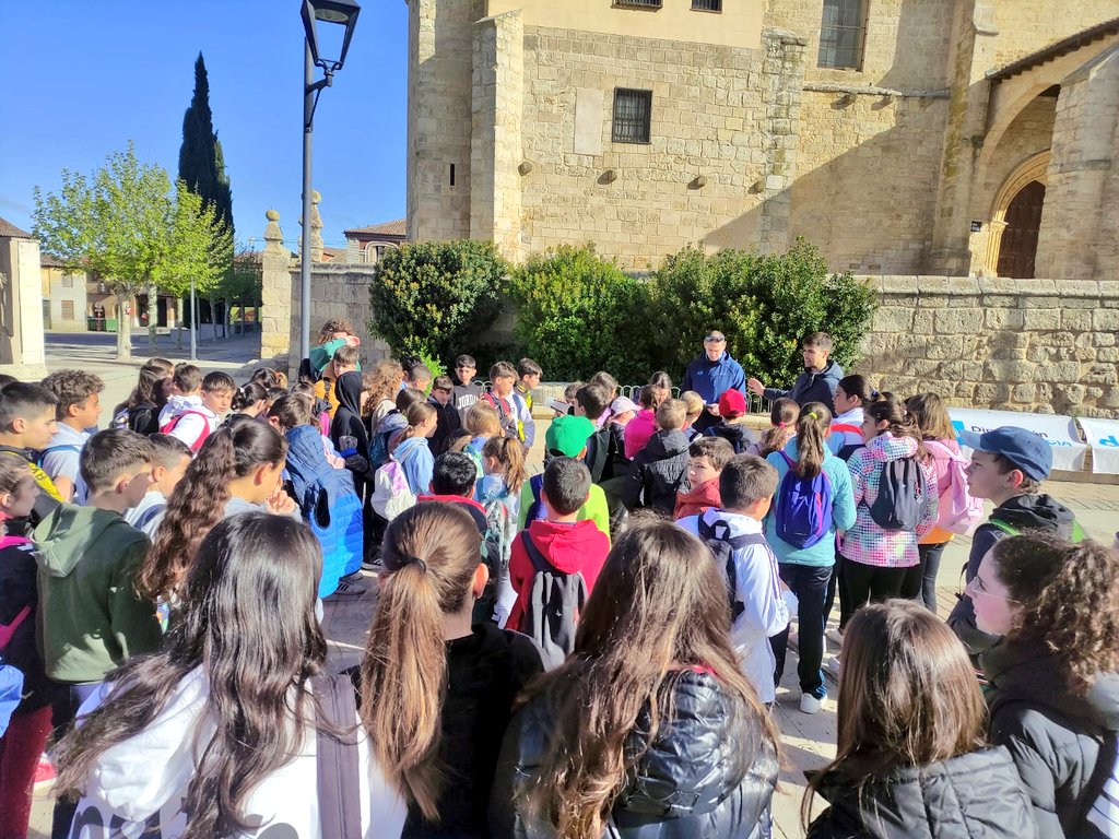 Primer #DíadeLaActividadFísica en la provincia de Palencia organizado por la @diputacionPalen en colaboración con nuestra fundación. Nuestros compañeros de @viveLaRoca han recibido esta mañana a los escolares en Paredes de Nava, y continuarán guiando la actividad los siguientes