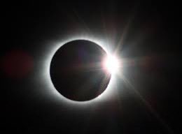 Pedjijatar's tweet photo. 1964. ljudi u Jugoslaviji su masovno posmatrali pomračenje Sunca, televizija je izveštavala a astronomi objašnjavali ovu pojavu. 1999. mediji su vršili kampanju da ljudi ne izlaze napolje za vreme pomračenja Sunca, da građani spuštaju roletne i udalje se od prozora. 
Savezno ministarstvo za rad, zdravstvo i socijalnu politiku, Savezni hidrometeorološki zavod i Institut za očne bolesti Kliničkog centra Srbije izdali su uputstvo o merama zaštite:
“Mere zaštite i način ponašanja 1999. godine:
- Za vreme delimične faze pomračenja se ne sme gledati nezaštićenim okom
- Za posmatranje pojave pomračenja koristiti specijalne naočare sa kobalt staklom, koje imaju maksimalno zasenčenje
- Za vreme totalne faze, koja će biti prisutna na području severno od linije koja spaja Suboticu i Kikindu, može se gledati bez korišćenja zaštite, ali tek nekoliko sekundi pošto počne ova faza, s tim da se mora prekinuti pre nego što se totalna faza završi
- Preporučuje se građanima da spuste roletne na prozorima i da se udalje od prozora, kako se ne bi pogled nesvesno, a bez zaštitnih naočara uputio prema Suncu
- Ko ne mora, posebno deca i stariji, ne treba da izlaze iz kuće za vreme pomračenja, niti da posmatraju pojavu
- Posebnu odgovornost imaju roditelji, ukućani i zaposleni u predškolskim ustanovama. Za vreme pomračenja deca treba da su u zatvorenom i zamračenom prostoru
- U preduzećima i ustanovama gde je proces rada organizovan po smenama, zaposleni u prvoj smeni moraju sačekati dolazak osoblja iz druge smene
- Lica obolela od hroničnih bolesti i psihijatrijski bolesnici treba strogo da se pridržavaju datih uputstava o ponašanju i redovno uzimaju propisanu terapiju.”😵‍💫😵‍💫😵‍💫
I danas se čudimo poplavi čudaka oko nas?!