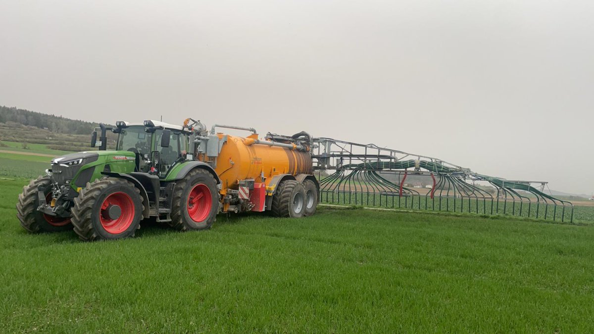 Hier ist ein #Fendt 936 mit einem 20m³ #Veenhuis Fass zu sehen.