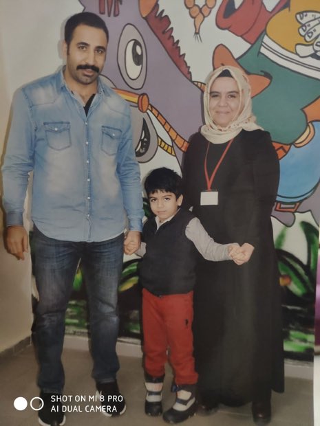 SİLİVRİ Yusuf Halis otizmli, epilepsi ve astım hastası, konuşamıyor. 4 yıldır baba ilgisi ve şefkatinden uzak. Baba Özer Çetin tutuklu ve AİHM kararlarına rağmen serbest bırakılmıyor. Yusuf'un %64 olan engelliliği şimdi %99 oldu. @ekrem_imamoglu MustafaSeçkine Tahliye