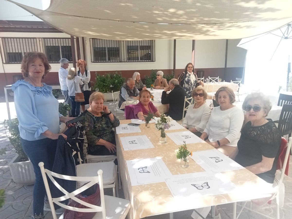 majadajoven's tweet photo. Hoy, en el proyecto "Mexpresso", las personas usuarias del Centro Reina Sofía y el alumnado de cocina del IES Mª de Zayas y Sotomayor, han compartido una merienda llena de cariño y aprendizaje mutuo♥️
#APS #ProyectosAPS #Majadahondajoven #Majadahonda #MayoresMajadahonda https://t.co/69cQAGen48