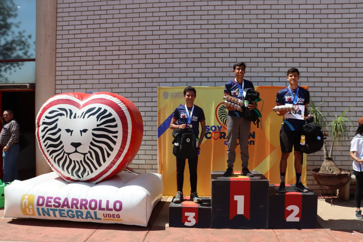 Ganadores de la categoría estudiantil, Varonil y femenil de la Carrera Pedestre Corazón de León 2024.