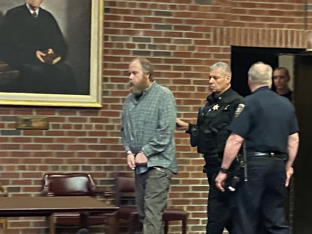 Craig Ross enters the Saratoga County courtroom to be sentenced for kidnapping a 9yo girl. @WNYT
