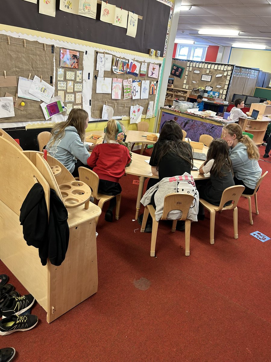 P7 really enjoyed reading their fairy tales with a twist to P1 📖 Thanks @DycePrimary1 for having us! <a href="/misslmaciver/">Miss L MacIver</a> <a href="/dy_mcknockiter/">Fiona McKnockiter (DY Teacher)</a> @DycePrimary