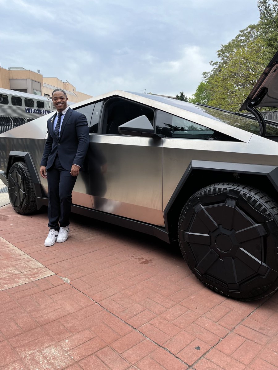 johnemitchellii's tweet image. ⁦@CTATech⁩ #CESontheHill is a few hours away and ⁦@Tesla⁩ will exhibit their innovative Cybertruck with advanced driver capabilities and stainless-steel exterior! #CTATechWeek