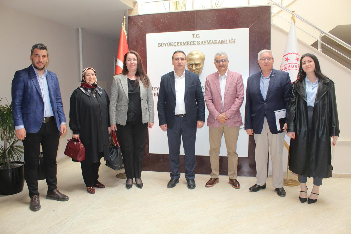 Büyükçekmece kaymakamımız sayın Ali İkram Tuna'yı bölge müdürlüğümüz ve Büyükçekmece Kızılay şubemiz ile birlikte ziyaret ederek, Bugüne kadar ki vermiş oldukları desteklerden dolayı teşekkürlerimizi sunduk.