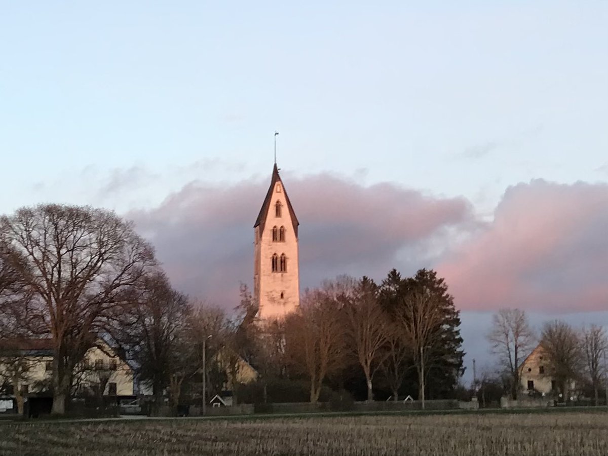 elfvabjer's tweet image. Uppe i tornet på denna medeltidskyrka har jag fått sommarjobb!! Lovar att vinka om ni kör förbi. Känner ni igen vilken av Gotlands 92 medeltida sockenkyrkor detta är?