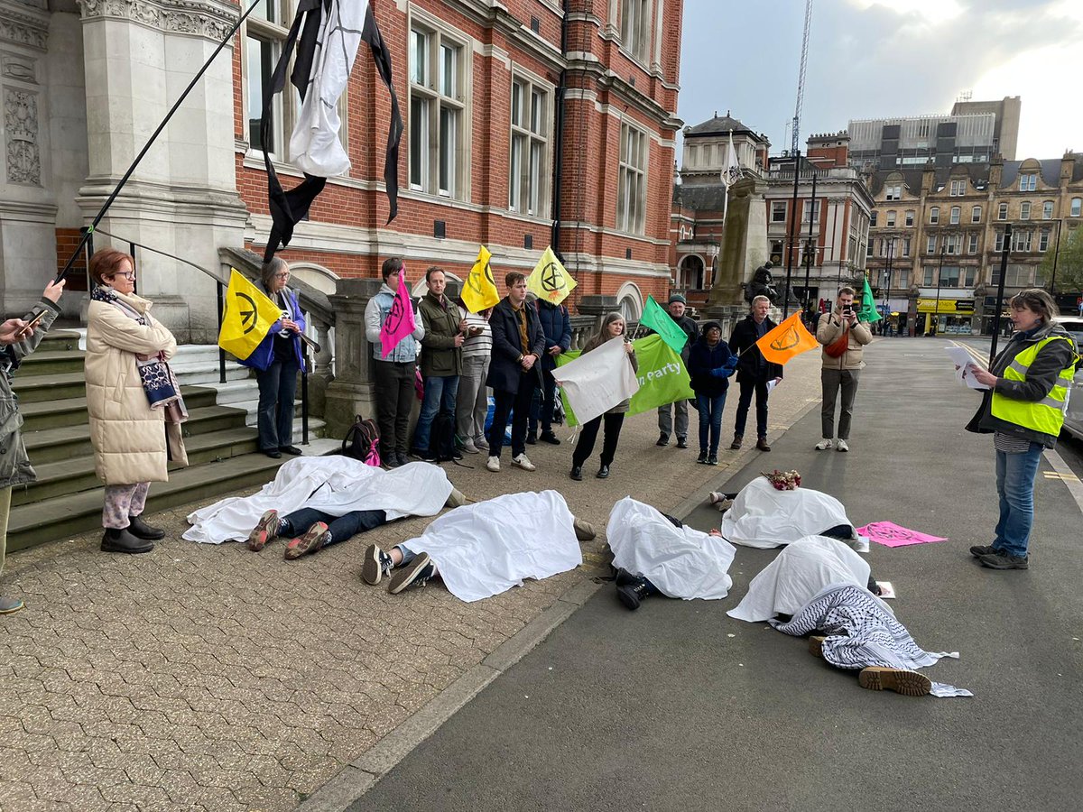 We joined the protest at the Town Hall this evening marking 5 years since the Council declared a #ClimateEmergency At tonight's meeting @CroydonEsther is asking the Mayor why so little has been done in 5 years and when will he start doing what needs to be done