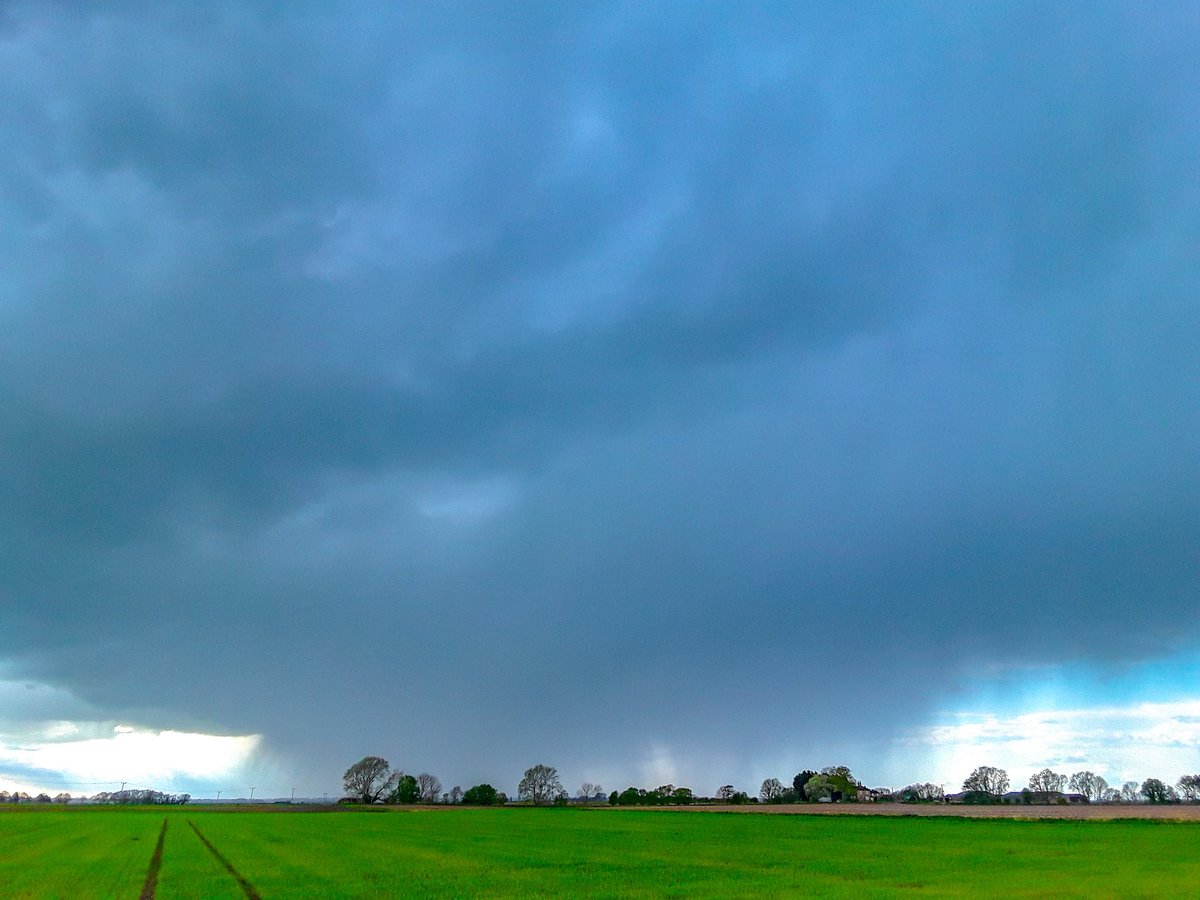 A real April showers day here in the Fens, plenty of rain out of these clouds @WeatherAisling @ChrisPage90 @itvanglia @CloudAppSoc #LoveUKWeather