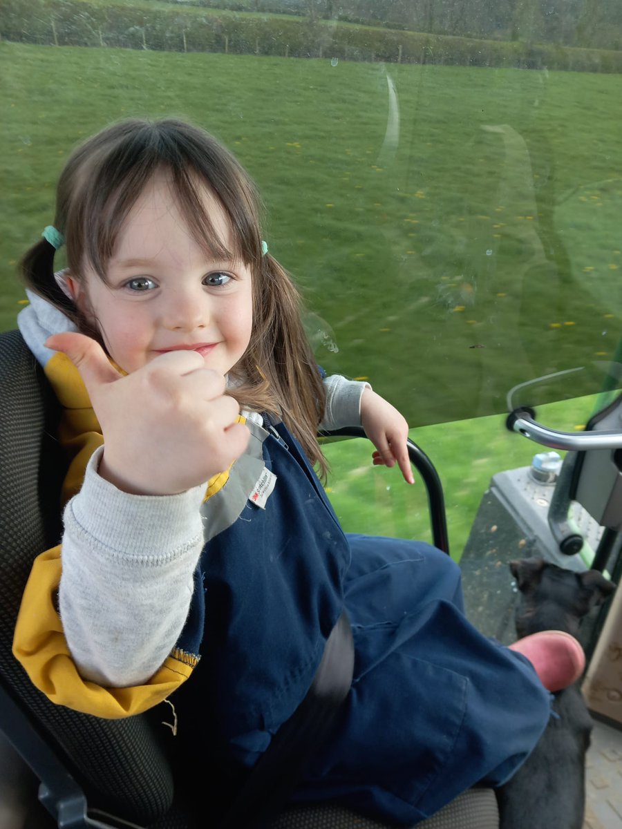 Thumbs up for some sunshine,finally! ☀️
