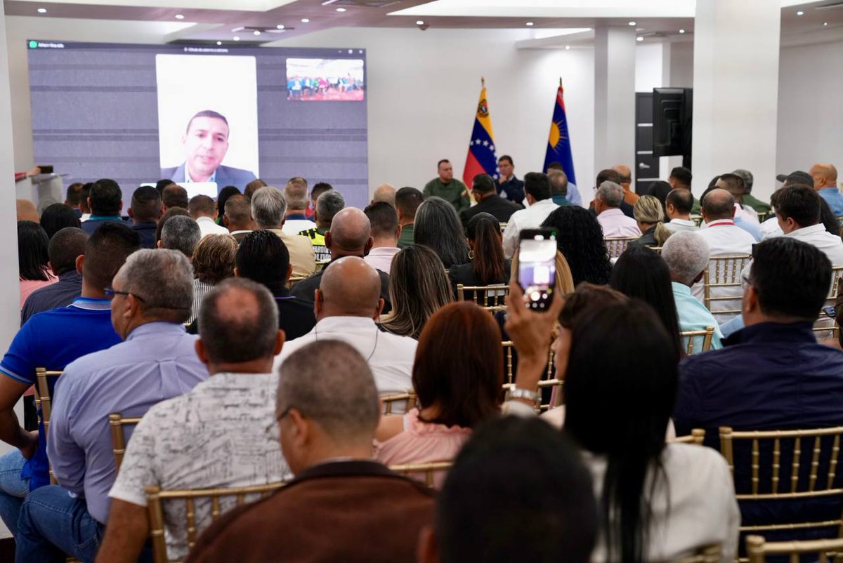 JohannAlvarez8's tweet photo. Venezuela tiene las puertas abiertas de los mercados internacionales, gracias a la Diplomacia Económica del Gobierno Bolivariano. 
El Presidente @NicolasMaduro, garantiza las condiciones para que nuestros empresarios  encuentren mercados favorables.

Agradecemos al Gobernador de Falcón, @v_clarkb, y a su Secretario de Economía Productiva y Exportaciones, Sergio Quintero, por recibir en Paraguaná, al equipo del Plan de Asistencia al Exportador.
  
¡Falcón tiene mucho potencial para internacionalizar sus empresas y productos!

#BidenLevantaElBloqueoYa