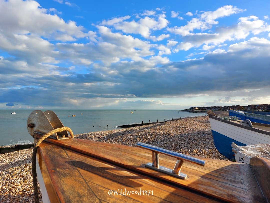 Beautiful skies at Selsey beach this evening @PONewsHub @greatsussexway @ExpWestSussex @VisitSEEngland @BBCSouthWeather @AlexisGreenTV @bbcweather @itvmeridian @HollyJGreen @PhilippaDrewITV @ThePhotoHour @coastmag @BBCSussex