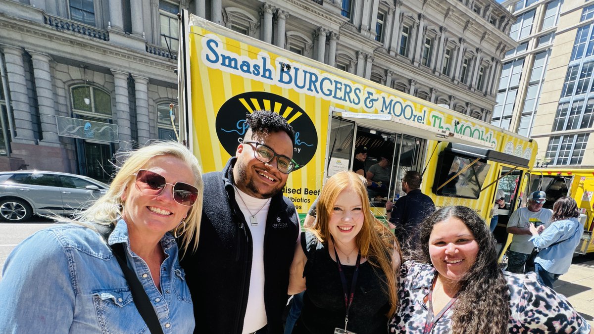 DowntownStLouis's tweet photo. The perfect #stlwx for MOObile's inaugural Lunchtime Live!☀️🍔 https://t.co/Pryd9ltyS3