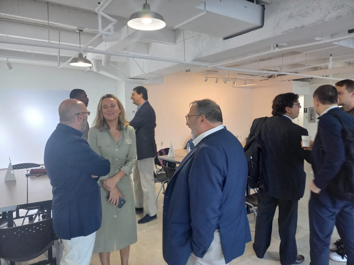 Misión empresarial a #Miami con @GVAavi @ICEX_ @investinvlc @Startup_VLC y el ecosistema innovador y tecnológico valenciano. 

El objetivo es crear alianzas con Estados Unidos y Latinoamérica, y atraer talento, inversión y empresas a #Valencia 

#eMergeAmericas #MiamiTech