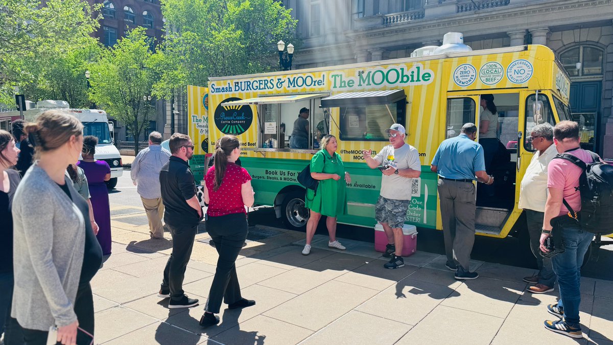 DowntownStLouis's tweet photo. The perfect #stlwx for MOObile's inaugural Lunchtime Live!☀️🍔 https://t.co/Pryd9ltyS3