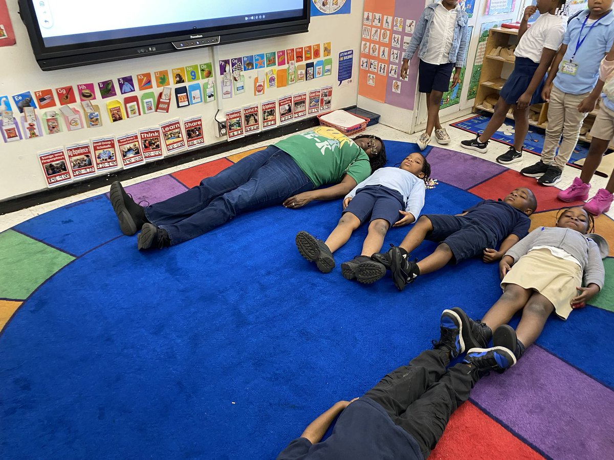 Our roadrunners learned all about working together by forming letters with their bodies. @MDCPS_OECP #WorkTogetherWednesday #ECW2024