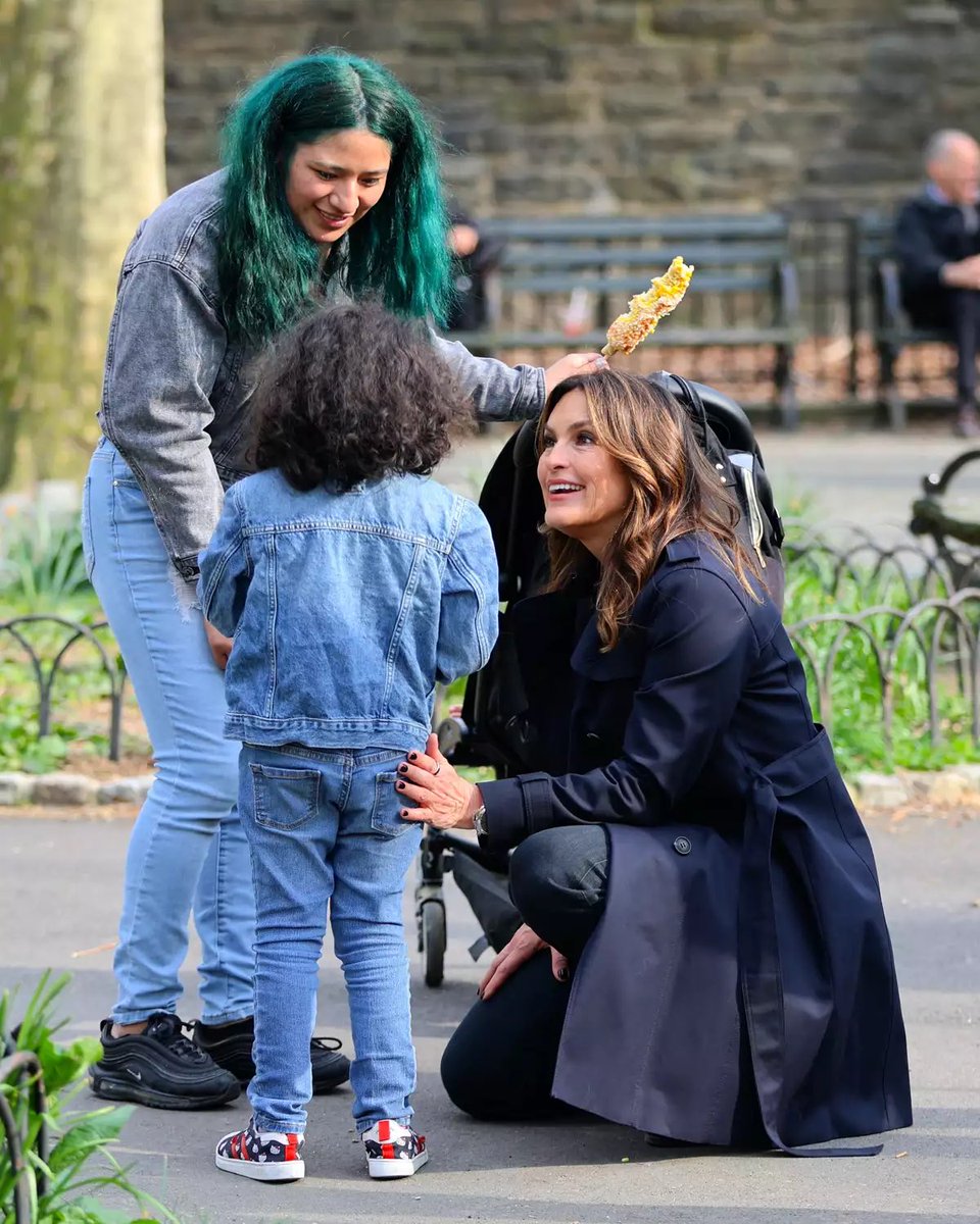 Mariska Hargitay is seen taking a break from filming 'Law and Order: SVU' help a child at the Fort Tryon Playground on April 10, 2024 in New York City. 😍 people.com/mariska-hargit… #SVU