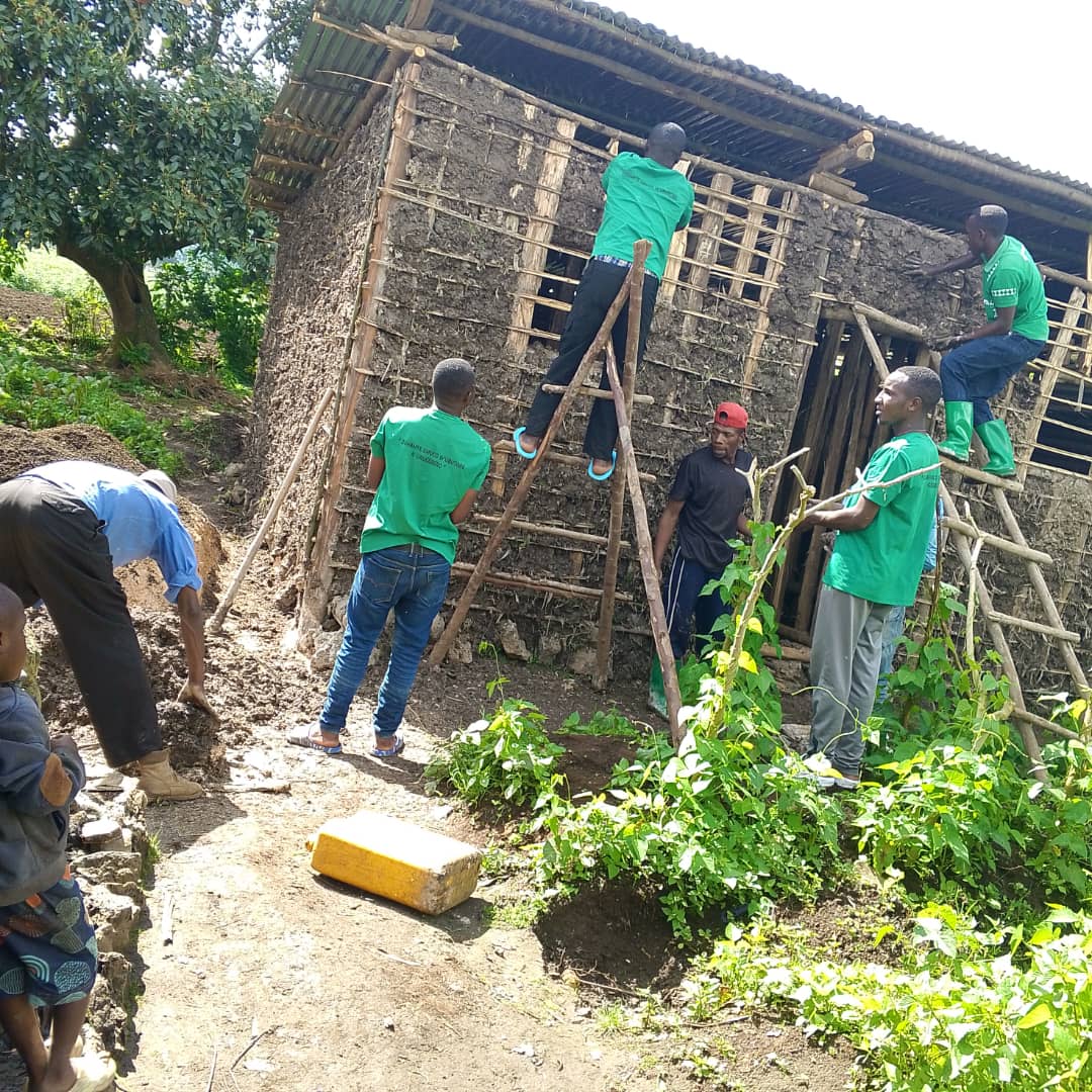 NYC_Rubavu's tweet photo. Mu rwego rwo kurushaho gukemura ibibazo bibangamiye imibereho myiza y'umuturage uyu munsi Urubyiruko rwa @RubavuDistrict mu murenge wa #Mudende twakoze #Umuganda wo kubakira inzu umuturage utishoboye utuye mu kagali ka #Micinyiro. @MudendeSector
@promulindwa @RwandaYouth https://t.co/DoO4qKiGyQ