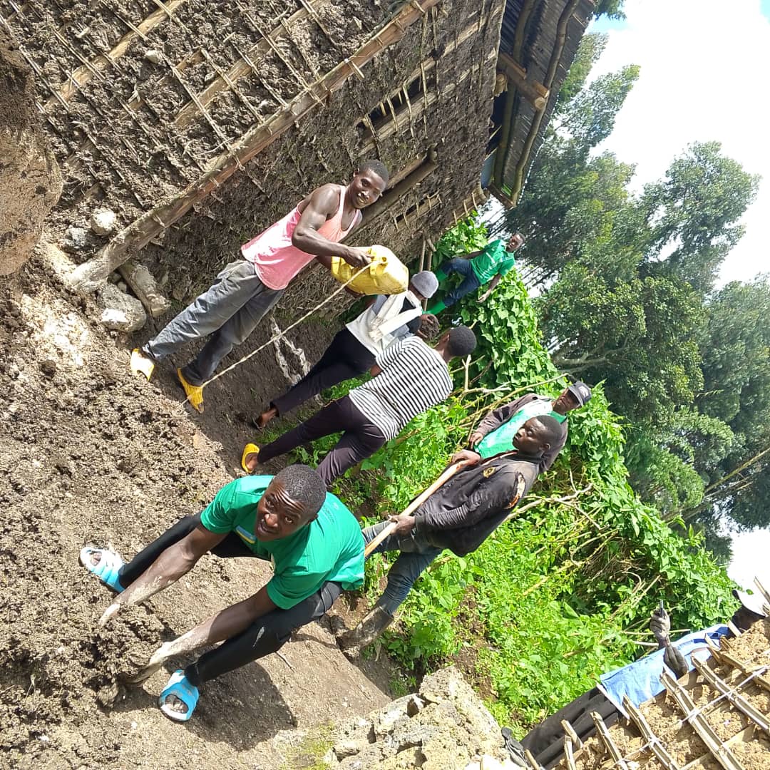 NYC_Rubavu's tweet photo. Mu rwego rwo kurushaho gukemura ibibazo bibangamiye imibereho myiza y'umuturage uyu munsi Urubyiruko rwa @RubavuDistrict mu murenge wa #Mudende twakoze #Umuganda wo kubakira inzu umuturage utishoboye utuye mu kagali ka #Micinyiro. @MudendeSector
@promulindwa @RwandaYouth https://t.co/DoO4qKiGyQ