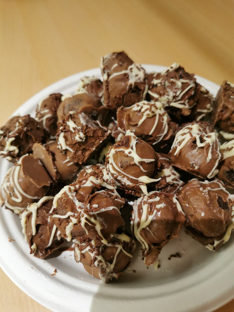 AleMeek's tweet image. Nom nom diet gone! #cakes #chocolate #quickbakes #cakepop
