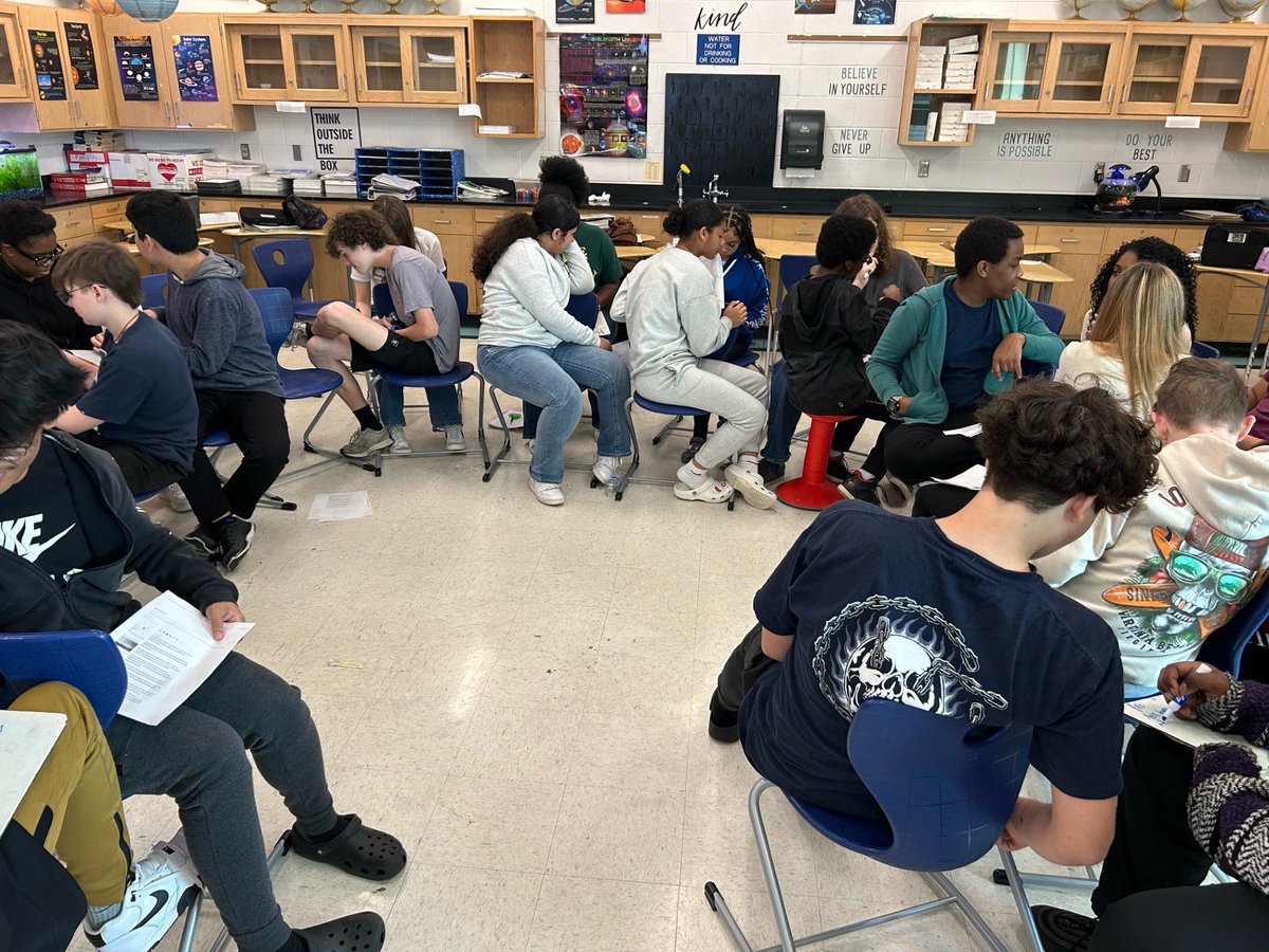 Exciting day in 🌎Earth Science 🌎classes as students take the lead in Pilot/Co-Pilot Socratic Seminars! Empowering student voice and critical thinking skills in #AVID classrooms. #LionPride @vbschools @AVID4College