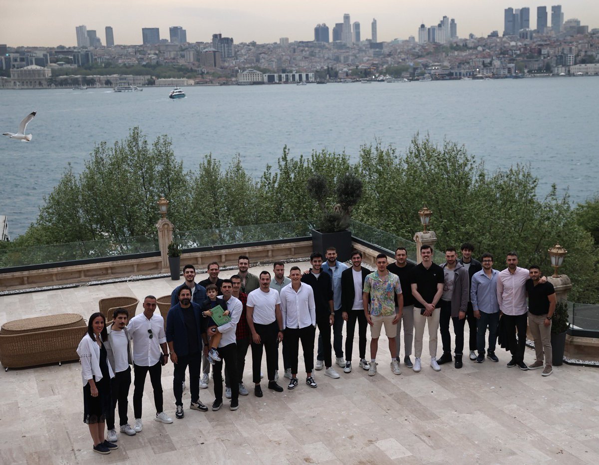 📸 Galatasaray HDI Sigorta Erkek Voleybol Takımımız, bu akşam yemekte bir araya geldi. 💛❤️