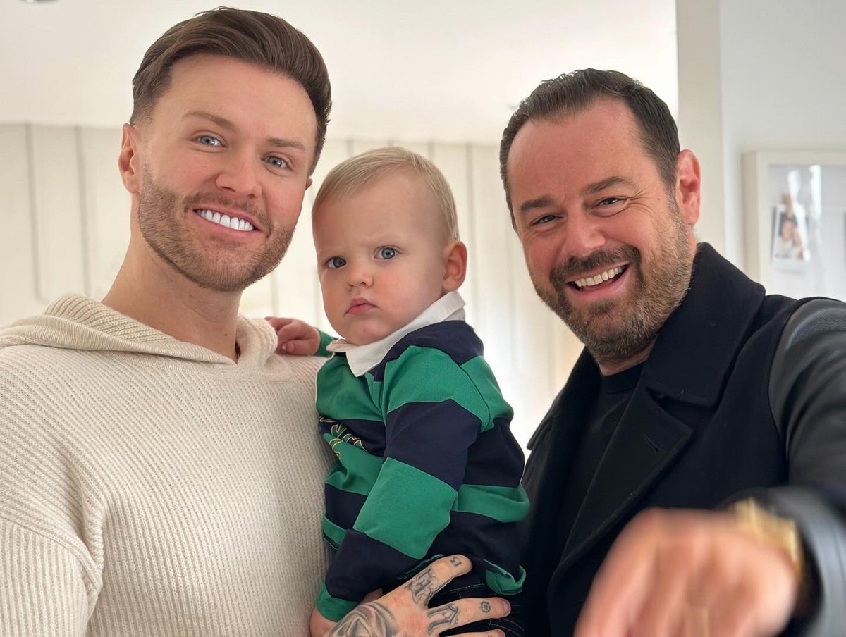 Crazy when @MrDDyer turns up at your gaff for a cup of tea & a chat about Dad life 😂 Catch me & the boys doing a little cameo tonight on @Channel4 talking about modern day parenting 10:00pm 👶🏼 🎥