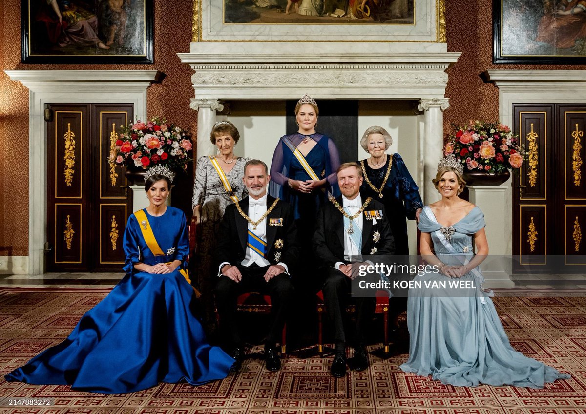 The Spanish State Banquet in Amsterdam tonight 🇳🇱 🇪🇸 Top row: Princess Margriet, Princess Amalia, The Princess of Orange & Princess Beatrix Front row: Queen Letizia, King Felipe, King Willem-Alexander and Queen Maxima The colour coordination is 👌🏼, everyone looks amazing ✨