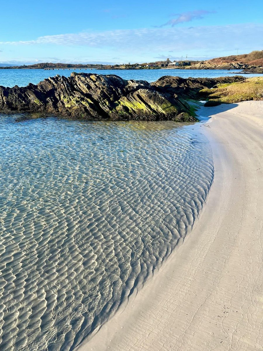 The Isle of Gigha is simply stunning 😍 How would YOU like to be here right now? 🌊 📍 Ardminish Bay, Isle of Gigha 📸 IG/fionaandthefrenchies