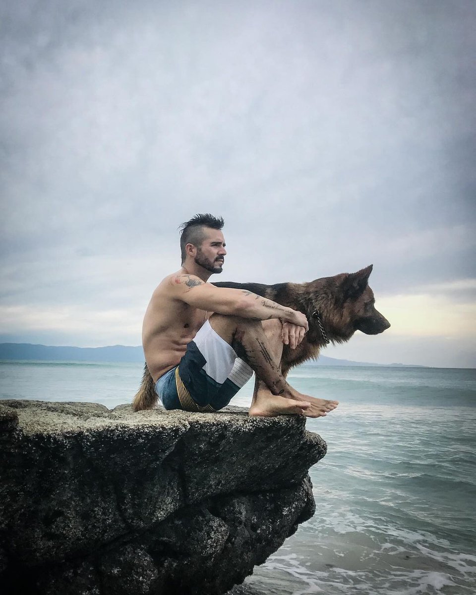 Univision's tweet photo. Con estas lindas fotos #JoséRon recordó a su querido amigo #Skiro. 🐶💕
📸 José Ron https://t.co/W56lGbsIV5
