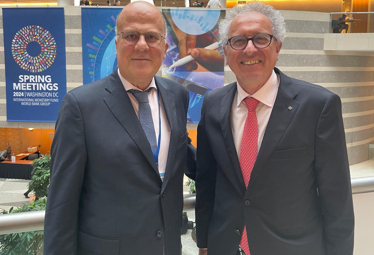 During the #IMFMeetings, ESM MD @pierregramegna met with J. Uribe, President of @_FLAR, to discuss cooperation between both institutions. Both institutions are part of the network of Regional Financing Arrangements. #ESMeuro