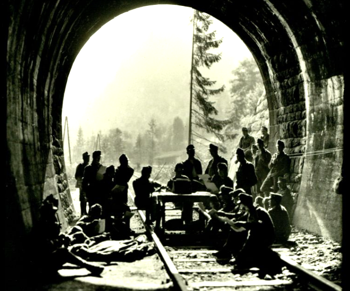 A moment of rest for these Austro-Hungarian soldiers (even if someone worried, asked about the train schedule) #ww1italianfront