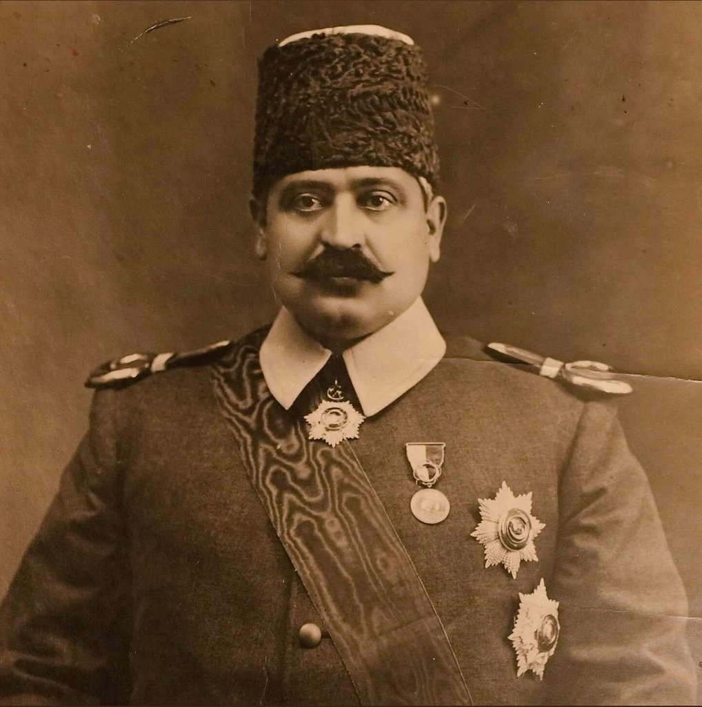 Dahiliye Nazırı Talat Paşa, Fahri Süvari Mülâzımısânisi (Teğmen) üniforması ile poz veriyor.